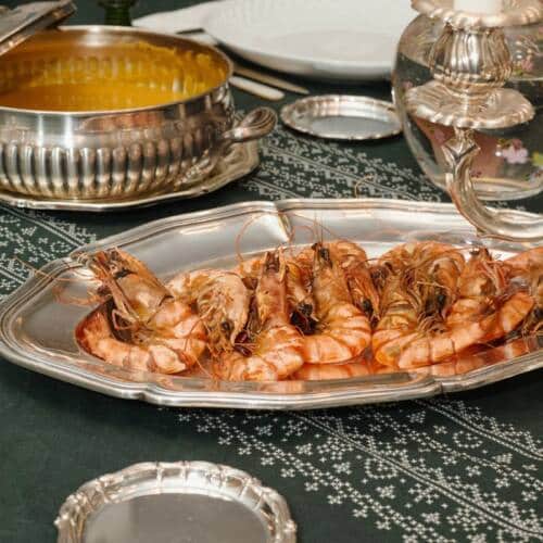 Tabuleiro de camarões tigre preto grelhados